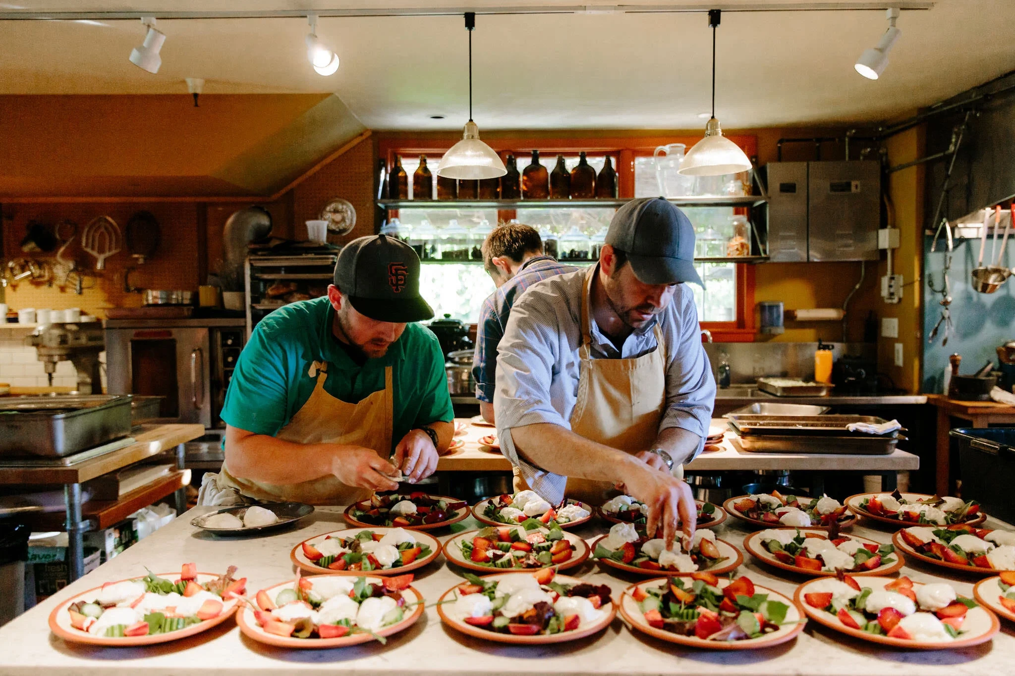 3d同人创始团队在专业厨房中工作